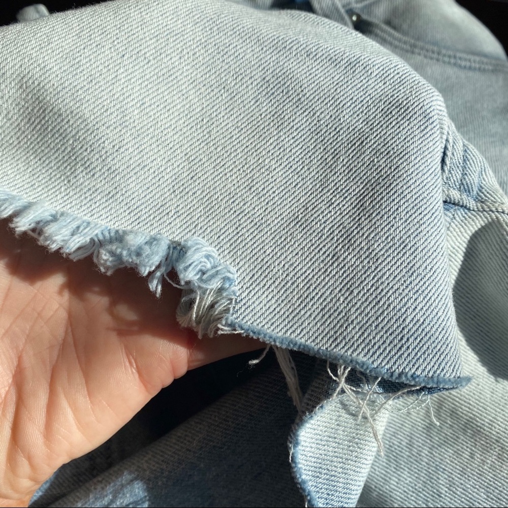 ๐ BLANK NYC THE ESSEX CLASSIC CUT-OFF LIGHT DENIM DISTRESSED JEAN SHORT! - Picture 9 of 15